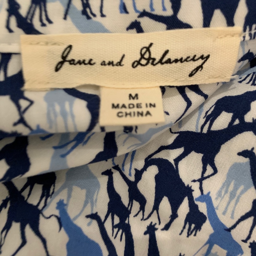 Jane & Delancey Blue Giraffe Print Button Up Shirt Size Medium - Picture 6 of 8